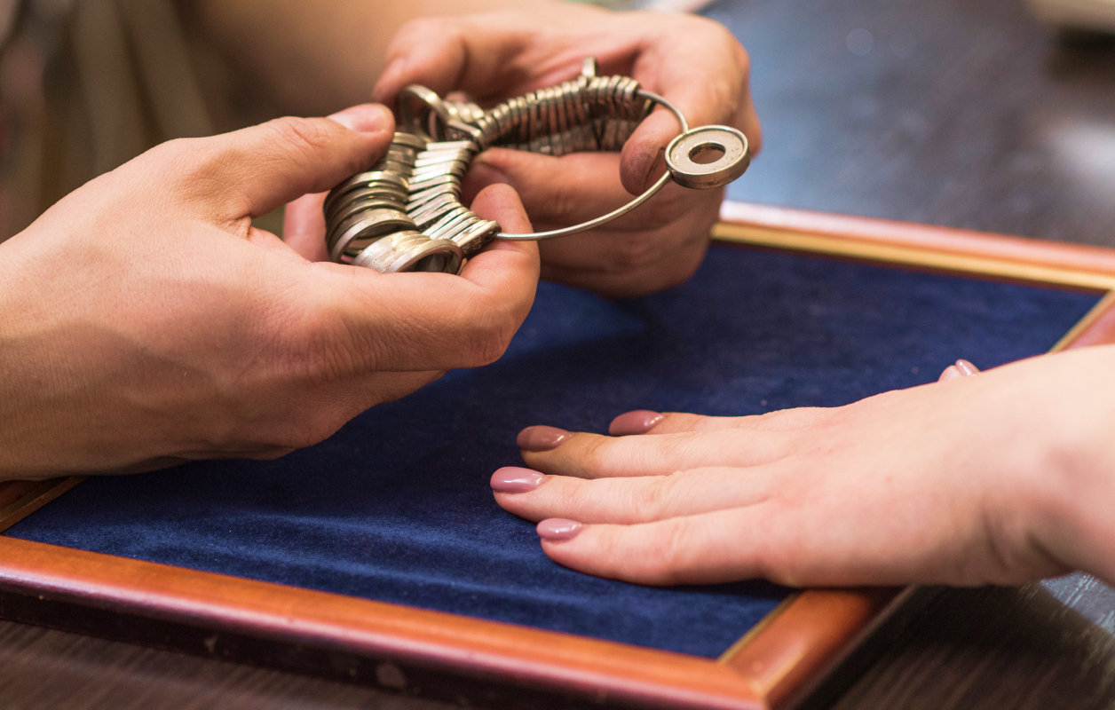 How to size an engagement ring